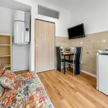 Lumineux Avec Clim Et Tv Ideal Pour Couples Aix-les-Bains